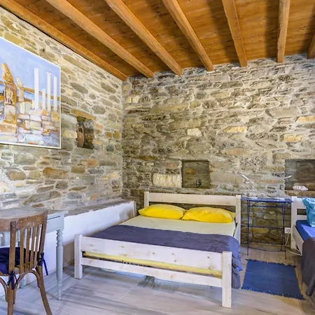 Holiday home Delphis The Artist's House